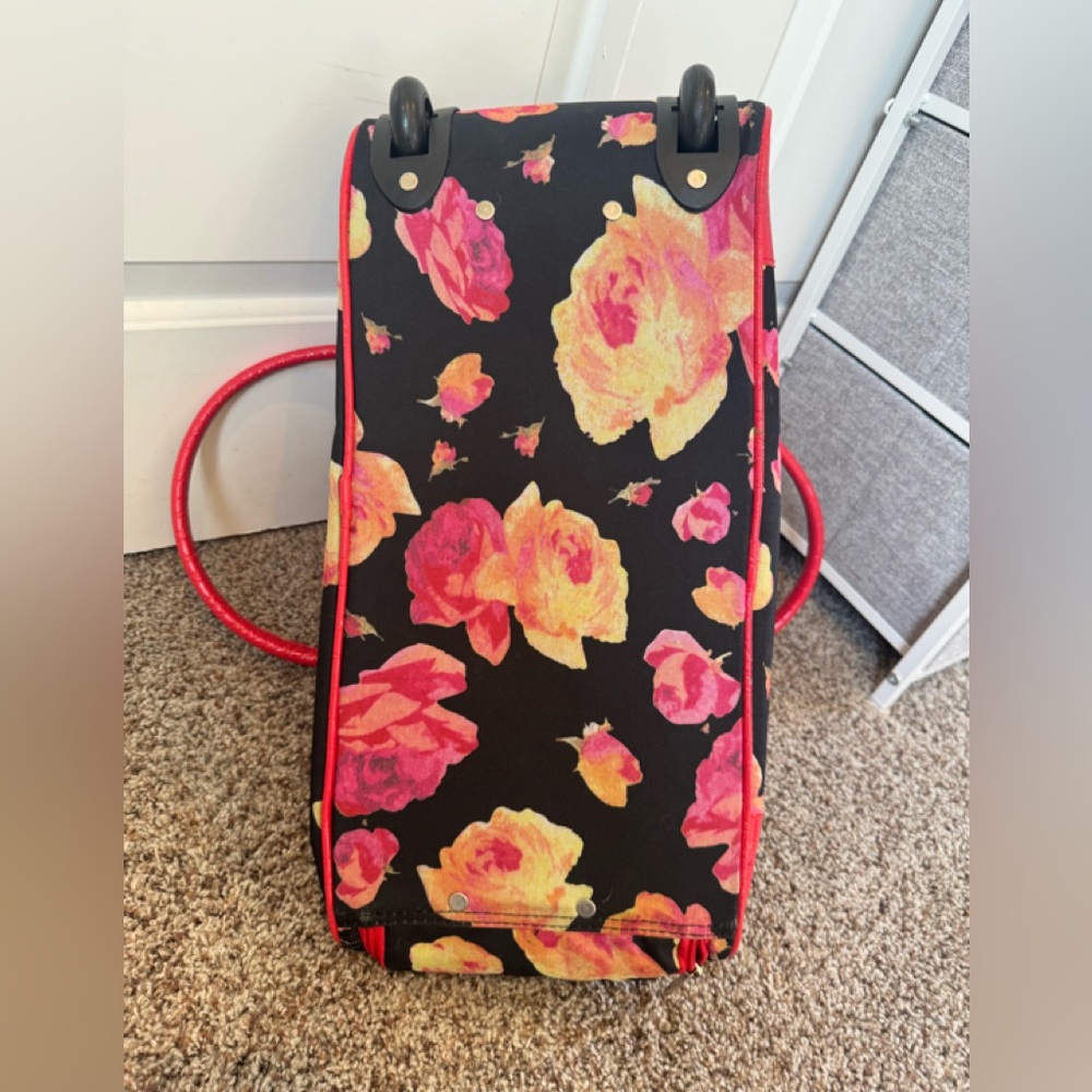 Gloria Vanderbilt Black and Red Floral Travel Bag - Picture 6 of 6